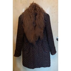 Coat with removable lamb fur collar